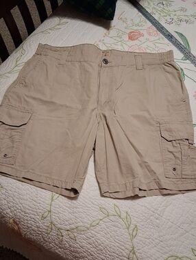 RedHead Men’s Cargo Shorts-Tan-Tagged Size 40, Actual waist approx 38”